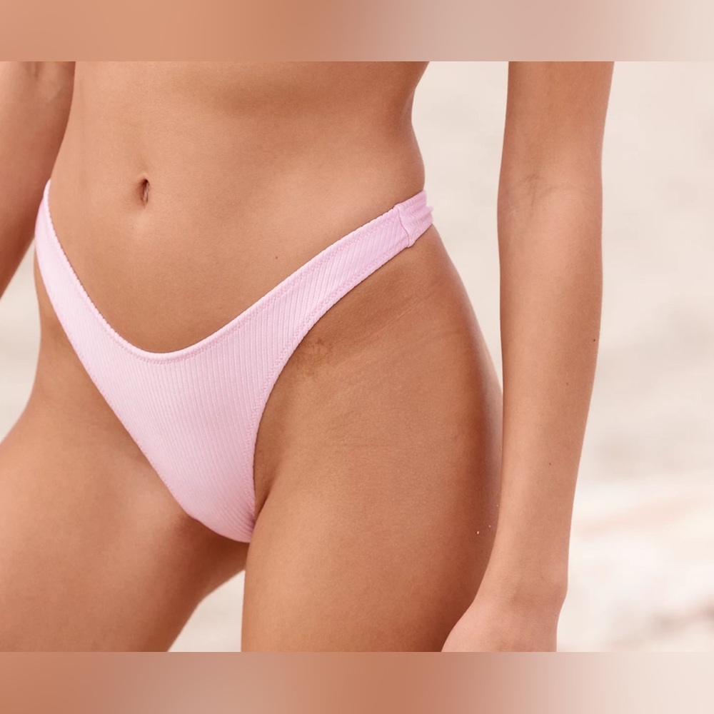 NWT Aerie FULL SET Beach Babe Shine Rib Voop Top + Thong Bottoms Parfait Pink M - Picture 2 of 6